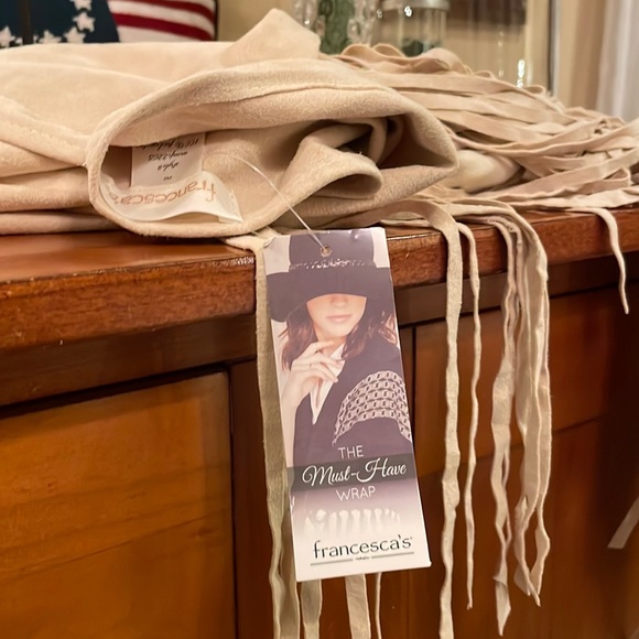 BOHO FRANCESCA’S SHAWL PONCHO WRAP WHITE BEIGE NWT - Picture 6 of 15